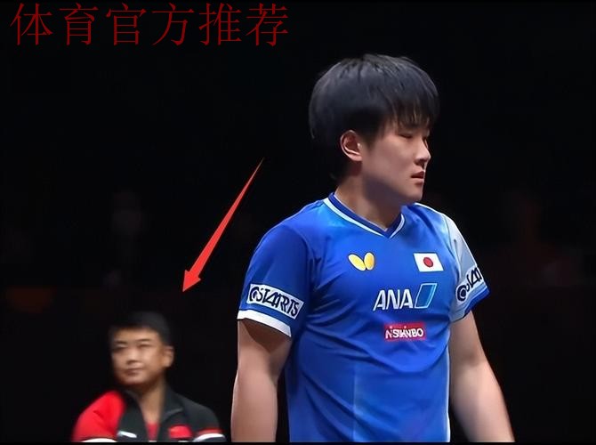 王皓气到收名牌！抿嘴沮丧瞬间被抓拍 与张本智和握手黑脸毫无生机